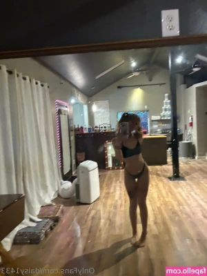 daisy1433 - Naked in the pool