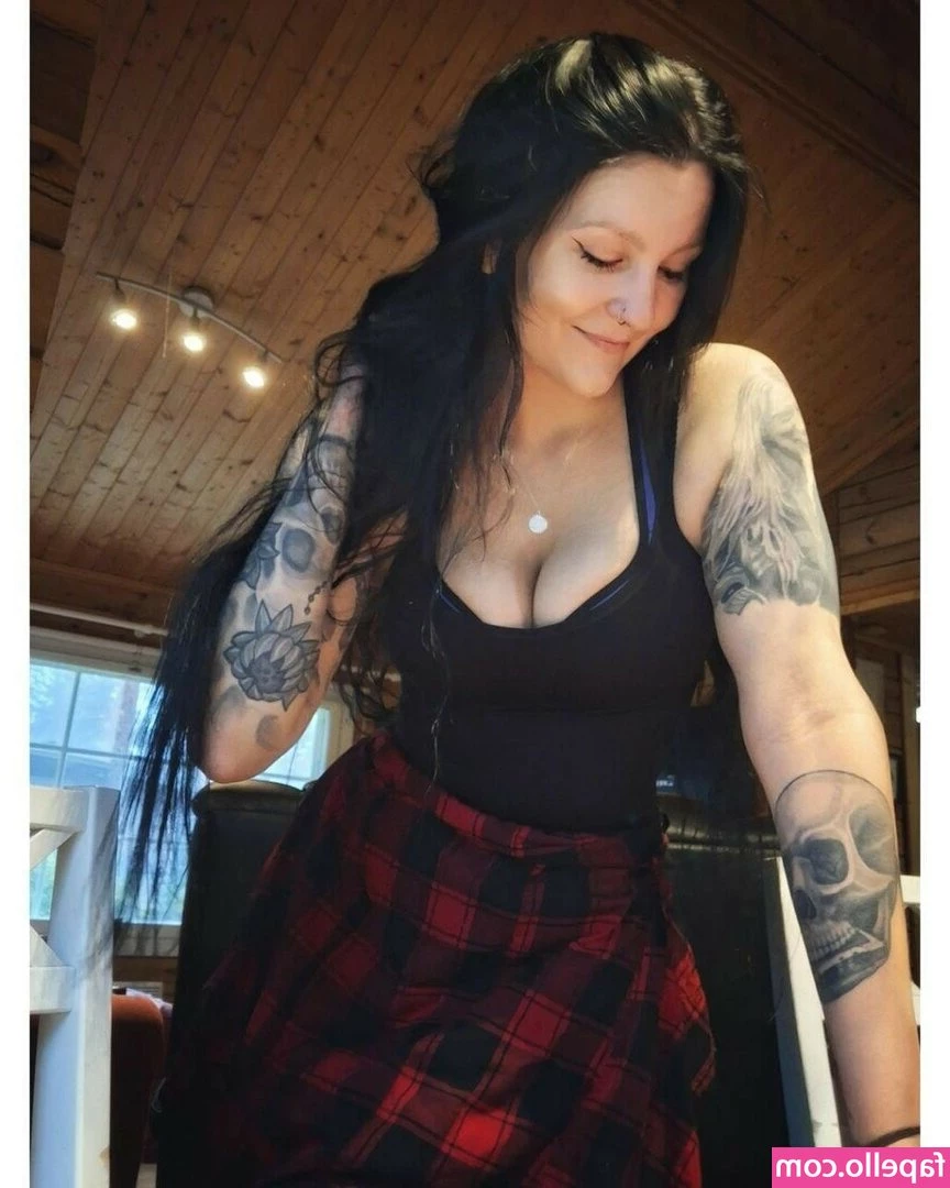 Northern_valkyrie_ [ northern-valkyrie ] - POV in the locker room after football when I tell u to kneel on the