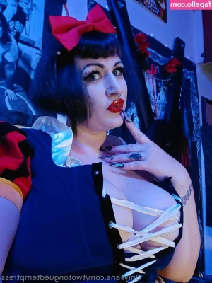 twotonguedtemptress - Hubby and I just like to hang out naked sometimes