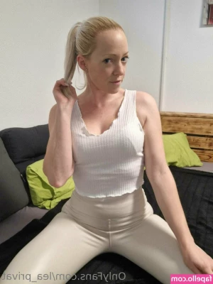 lea_privat [ lea-privat ] - Watch this sexy vampire strip 👄 full vid available in your dms