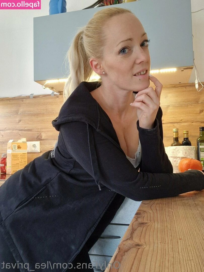 lea_privat [ lea-privat ] - Another day, another smothering!!