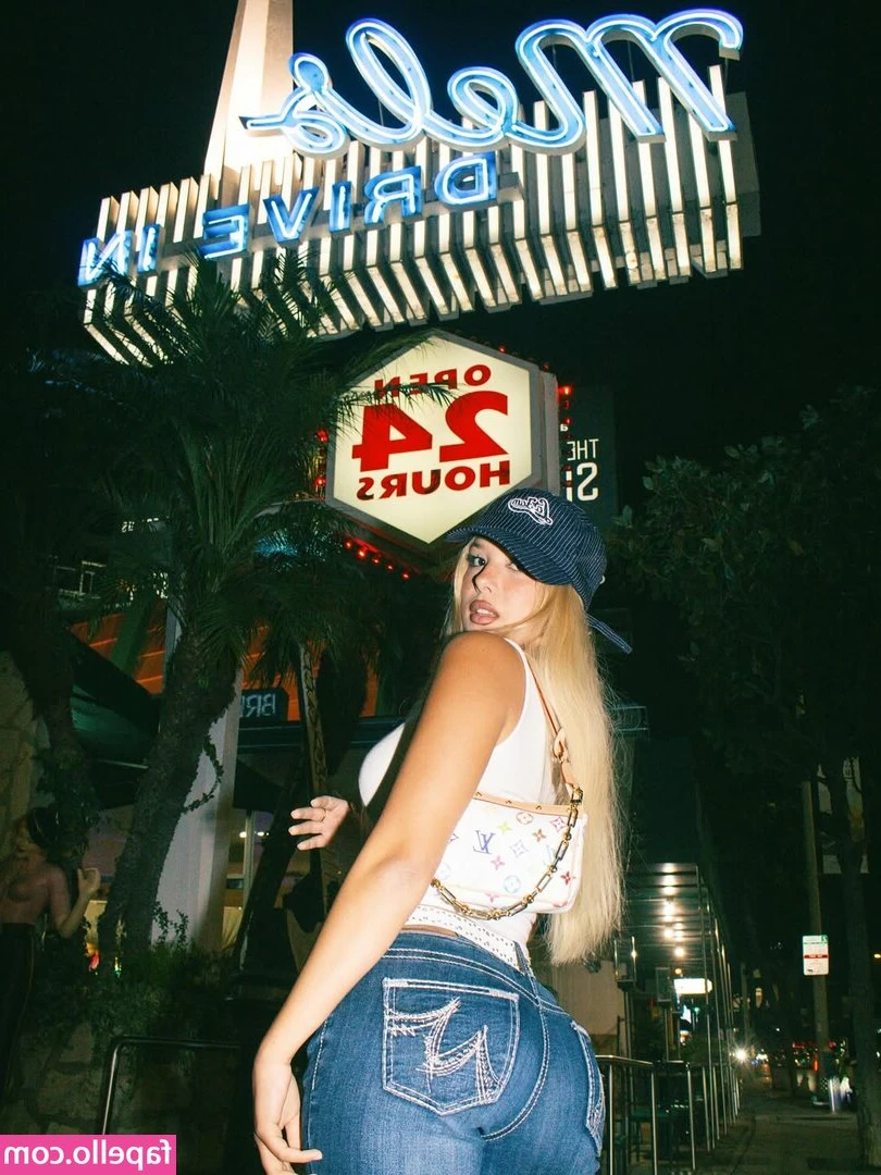 Noemi Piunti [ noemi-piunti ] - Reverse cow-girl is my thing.🐴🥵