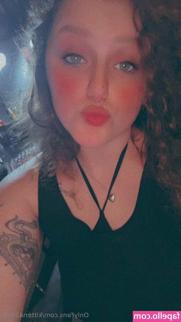 kitten42922 - White tank tops and nipple piercings🤤