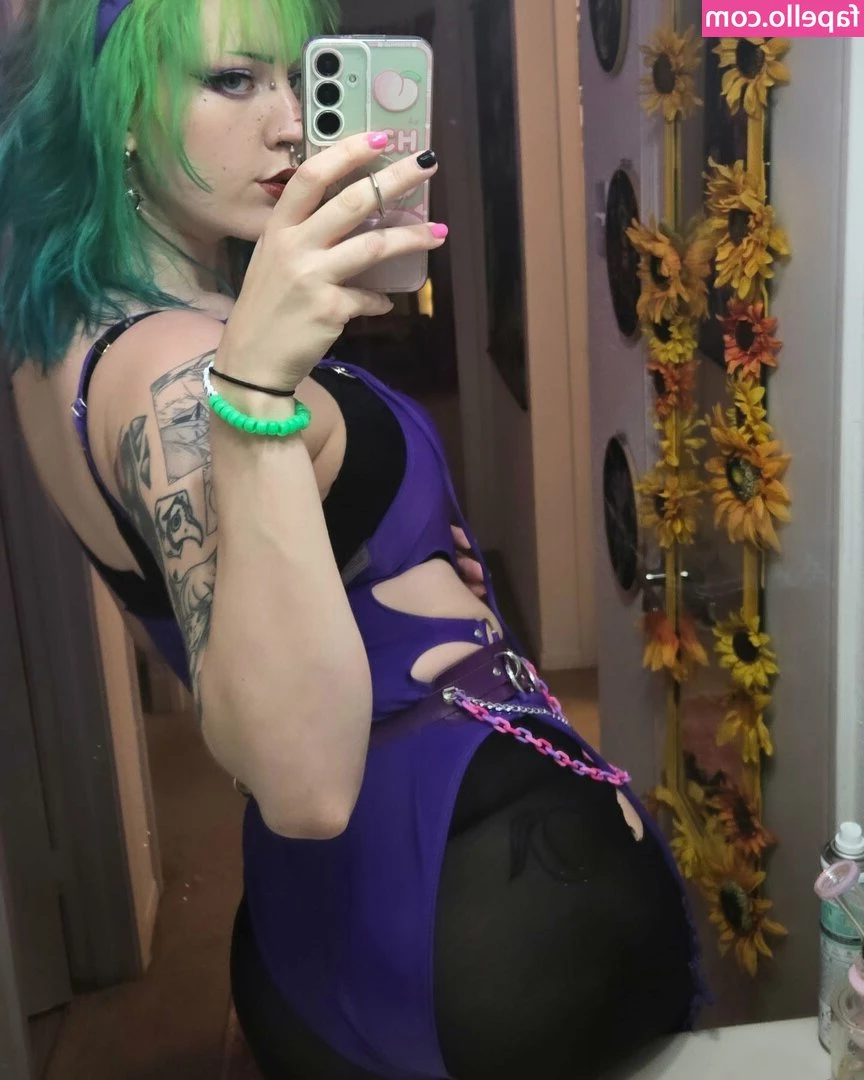 jupiter_chann [ jupiter-chann ] - Cum watch me talk dirty while I rub this cum around on my feet 😏