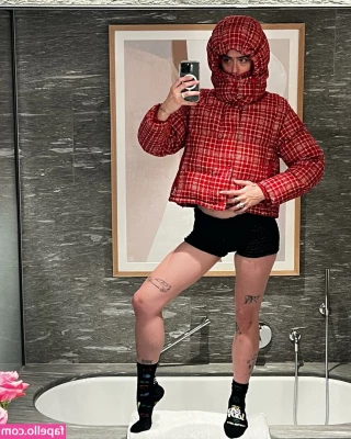 ellaemhoff - just wanted to show you how pretty my pussy looked today