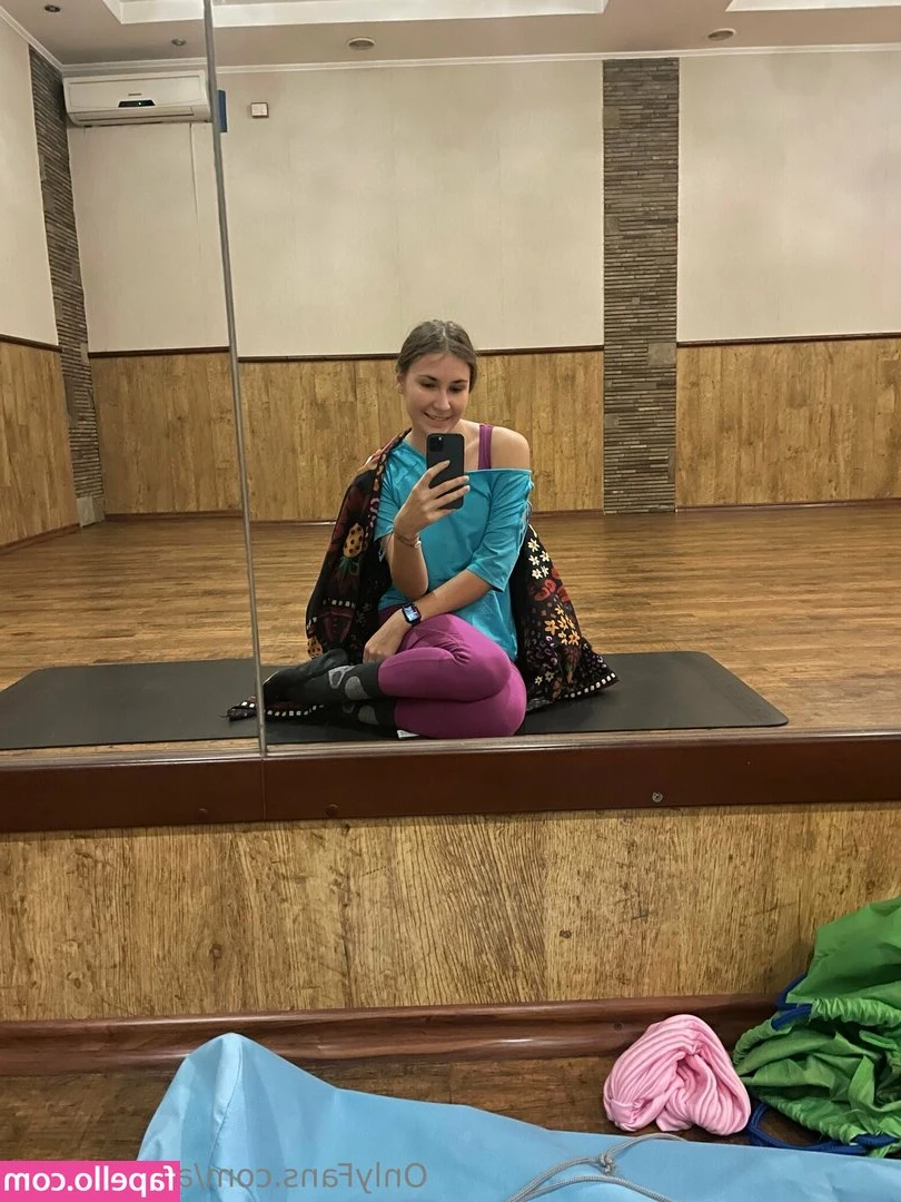 alexis_yoga [ alexis-yoga ] - Hope y’all are having a great Sunday ❤️