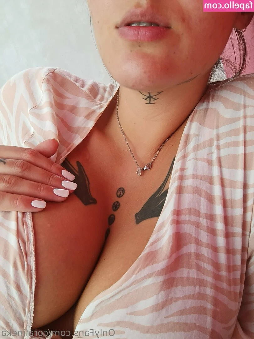 coralineka - Wet pussy and giant tits