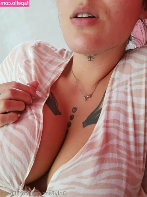 coralineka - 🤣 No Makeup Friday…..👀  🙏 TGIF my luvs. Anything special