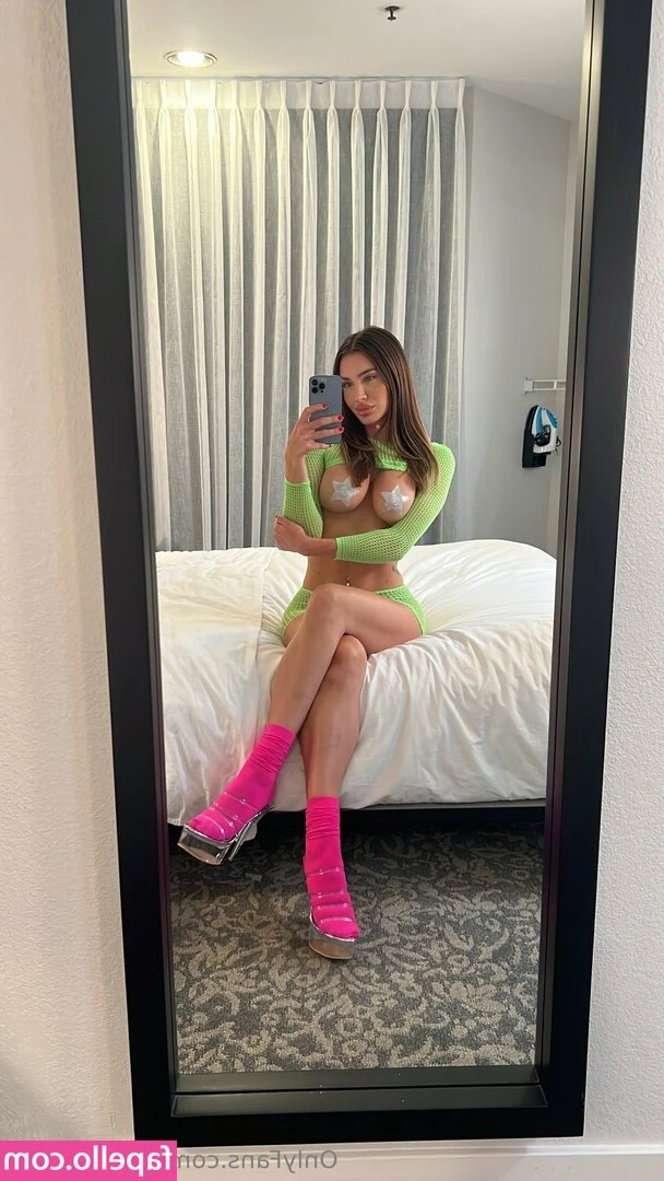 ellareesexxx - Contemplating on staying nude all day long 😏 #youreyesonly
