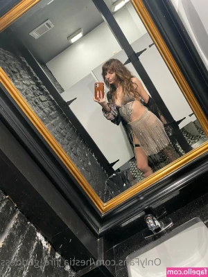 cosmic_hottie [ cosmic-hottie ] - Sent out 2 photos and a video to all of the “renew on” subs for