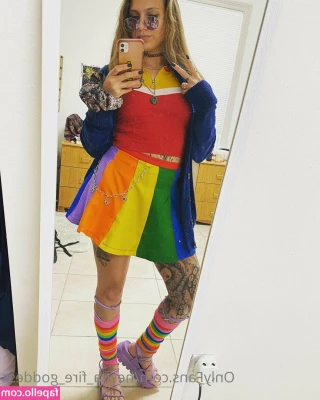 cosmic_hottie [ cosmic-hottie ] - Come see what I do poolside, it might get a little wet! 💦😈💙