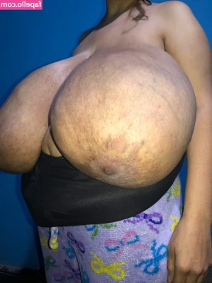 Janethvizloc - Roxie's Rear 🍑  How could Ramona pass on all this? Is she stupid?