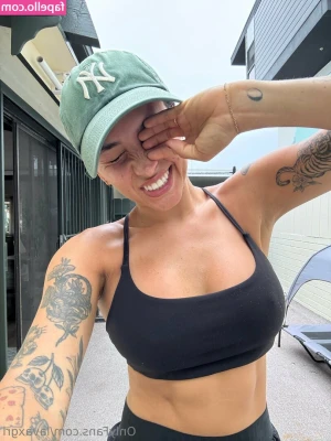 lavaxgrl [ lavaxgrl-4 ] - Slide into my DM's, I'm waiting for you!