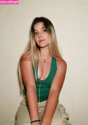 alexakait - New Wank Video Enjoying a lazy Sunday with video games and my huge