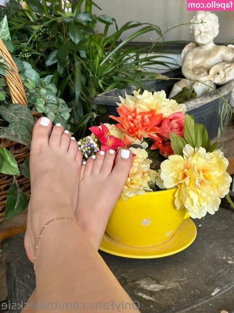 hithenameslexi - I love the feel of fresh cut grass on my toes