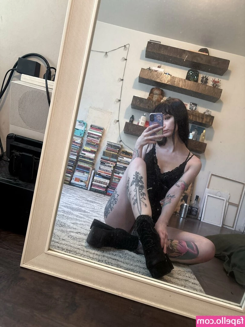 luciferslittlekittycat - Feelin a little frisky