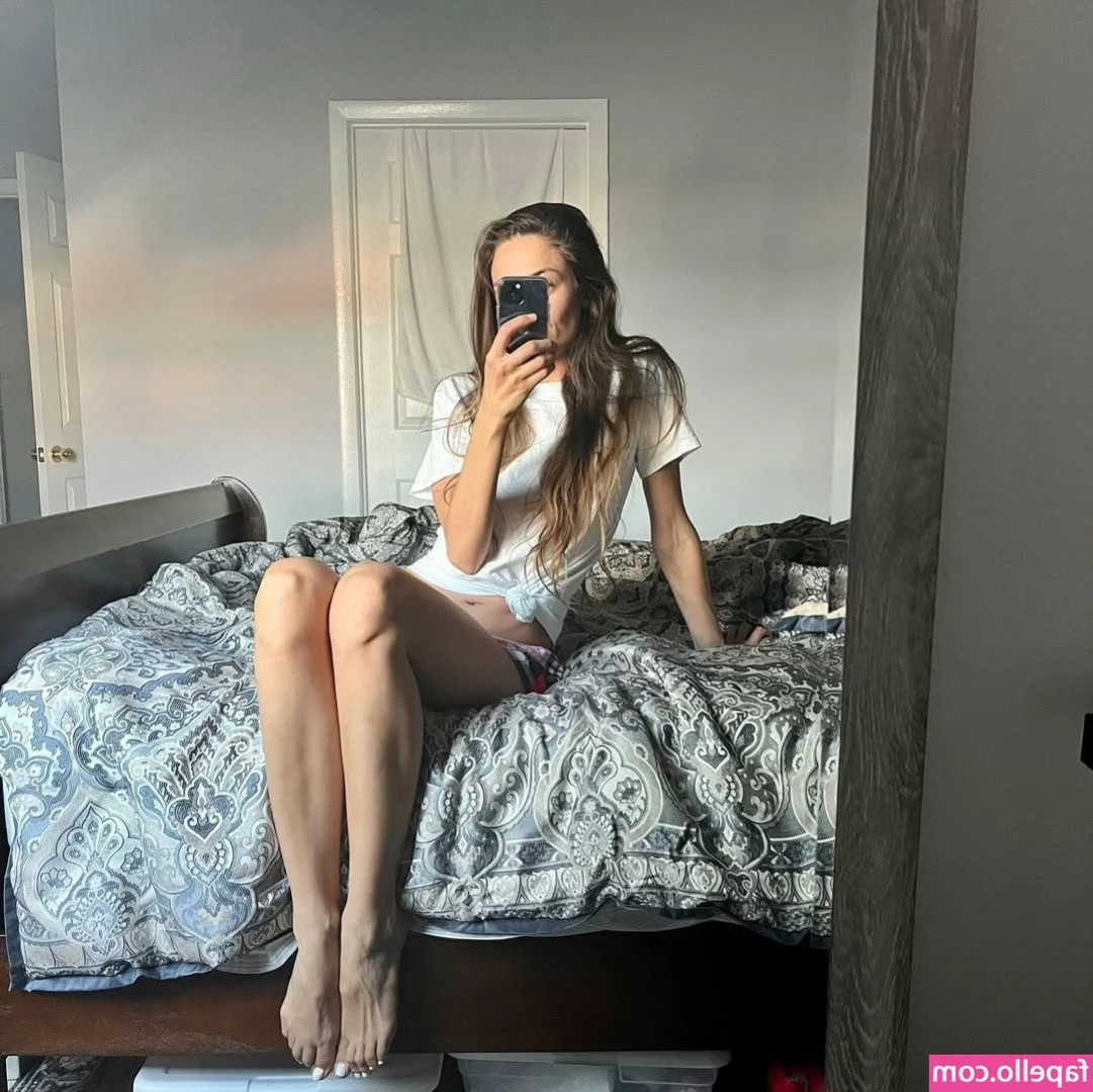 Ellie Marie [ ellie-marie ] - I just came so hard that I bit my tounge and now it won t stop