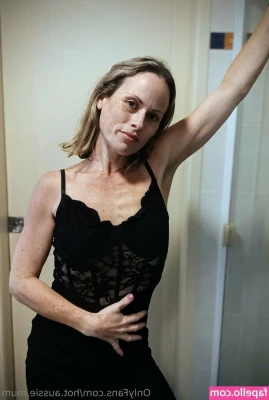 hot.aussie.mum [ hot-aussie-mum ] - Disfruto mucho chupando más aún cuando me dan lechita en la carita