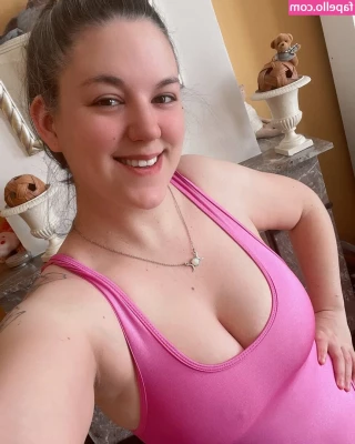 yourcora - slow motion for all the belly lovers! 👀  tell me how cute it belly