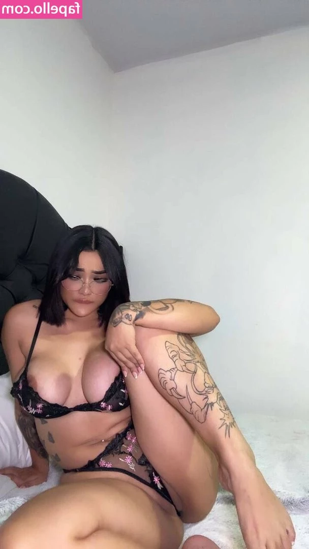 tatiqueen_oficial [ tatiqueen-oficial ] - Tiktok but make it slutty. 😜 Happy weekend!