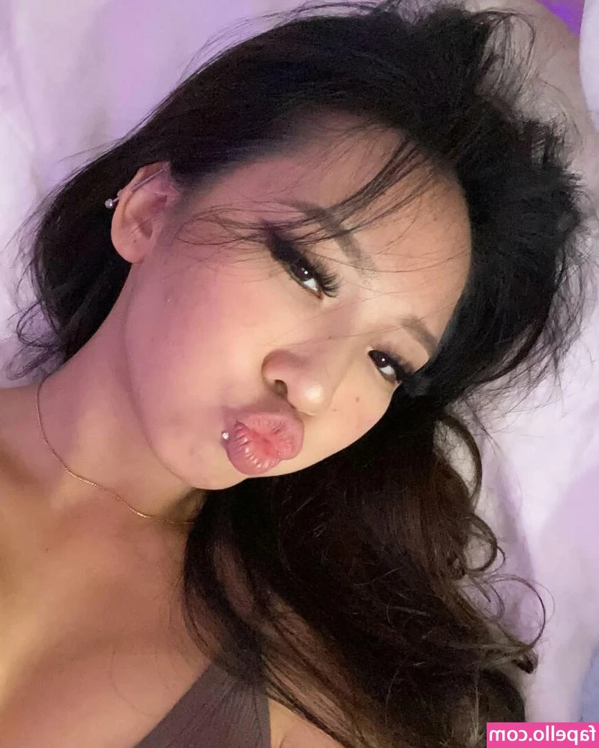 jxxnne.ha [ jxxnne-ha ] - Who’s licking my sweaty titties? 🤔👅😋