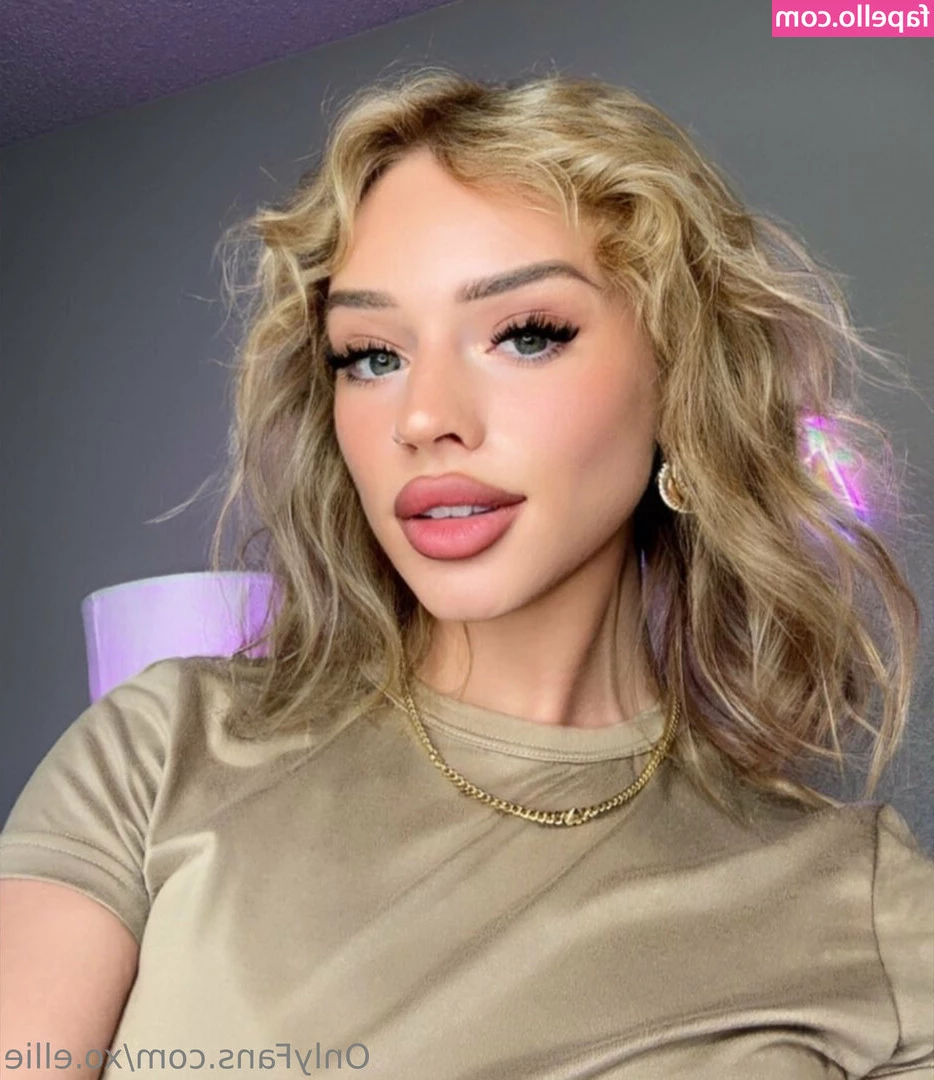 xo.ellie [ xo-ellie ] - If you wanna see us fuck, you should send me a dm !
