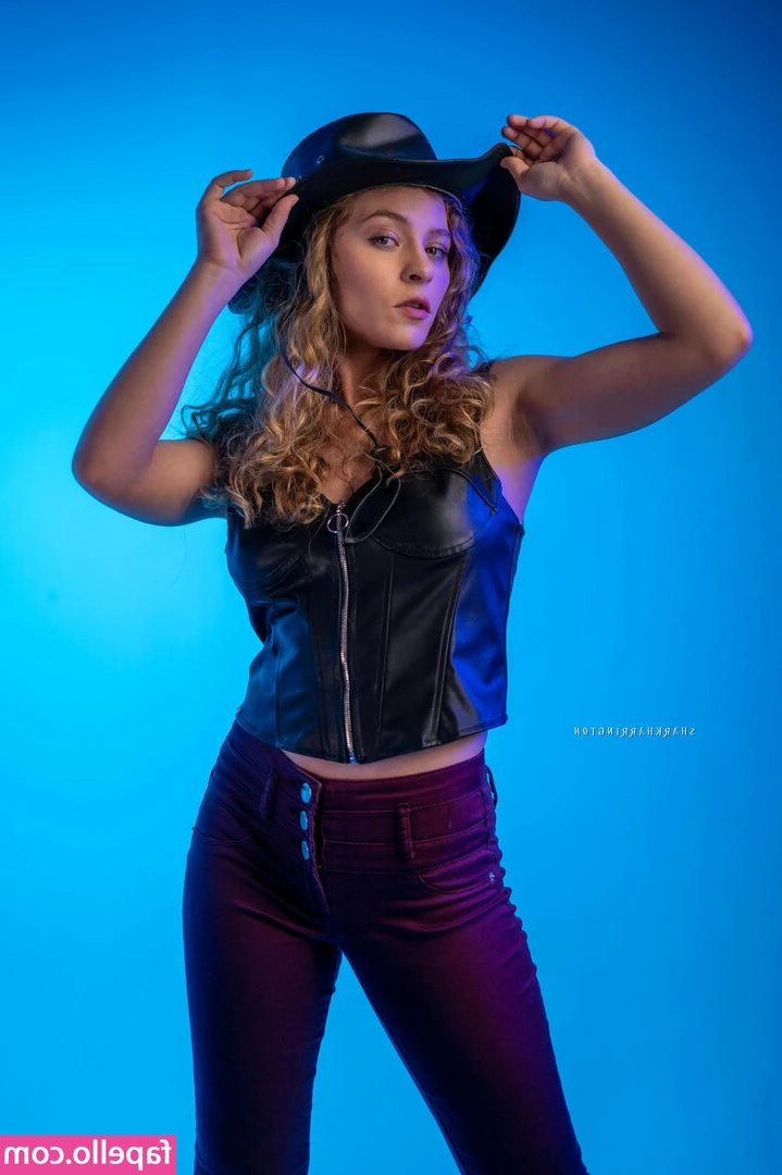 Alice Antoinette [ alice-antoinette ] - working hard for this body!...