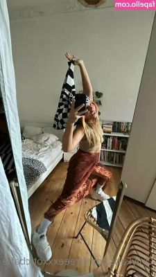 lovelyrachel2000 - Sweaty and my pants are sticking to my butt 🥵