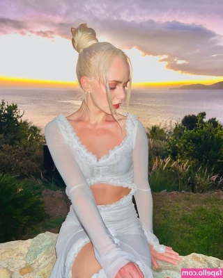 Madilyn Bailey [ madilyn-bailey-1 ] - enjoying a sunny day🔥