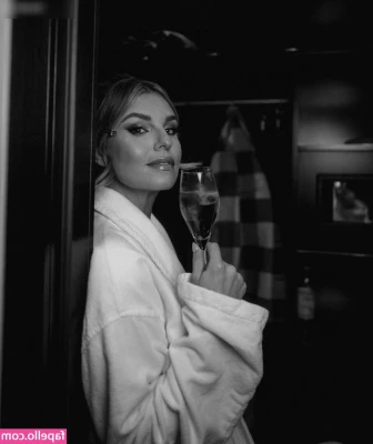 Laura Wontorra [ laura-wontorra ] - Just in case you haven t gone through my archive recently      don t