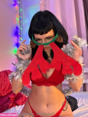 pinksnakey - Body oil on my sexy butt 🍑