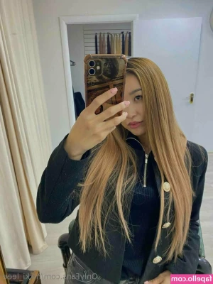 nikki_leee [ nikki-leee ] - My toes are hot ..