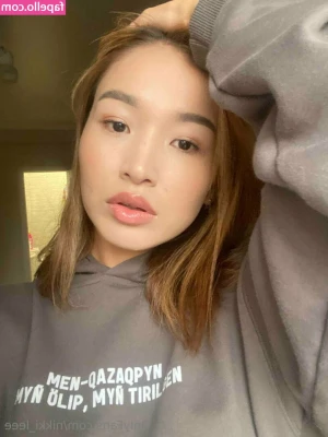 nikki_leee [ nikki-leee ] - Alt GF Foot and Booty Fun - Your cute girlfriend is rocking nothing
