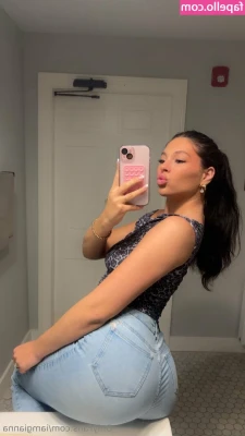 iamgianna - Wanna take a peek? 🙈