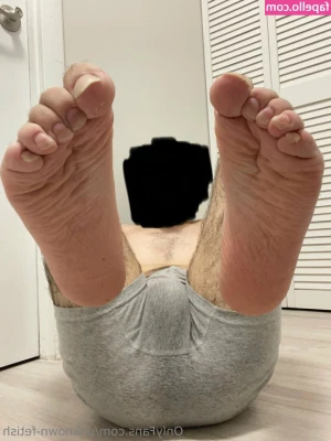 unknown-fetish - Putting on my socks