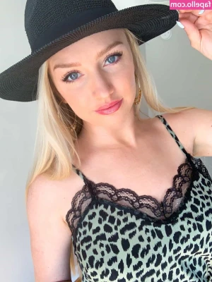evie-summers - This view 🥵 tip me 5 and ill send you a live naughty video!!