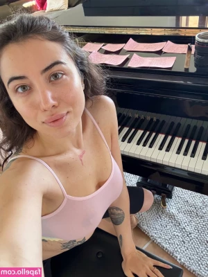 kara_xaen [ kara-xaen-1 ] - Mrs  Q loves playing with her pussy