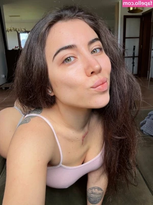 kara_xaen [ kara-xaen-1 ] - For those who missed this peak-a-boo pussy shot    pussy and wrinkled