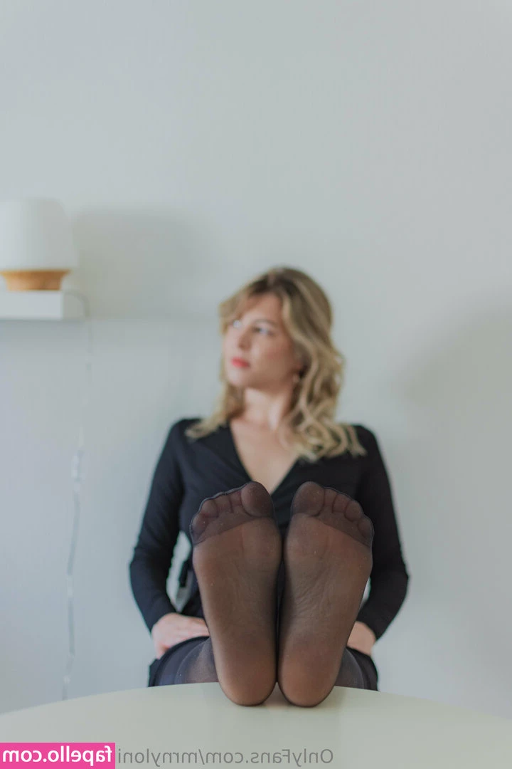 mrnyloninderschweiz - Watch me wiggle my toes in these sandals!