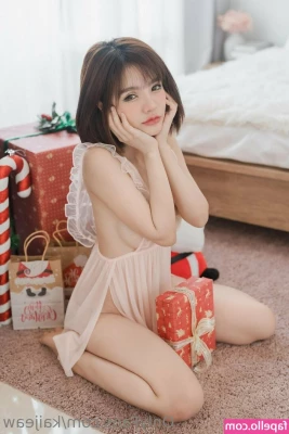 kaijeaw - Drop a GIF if you approve of this outfit ⬇️
