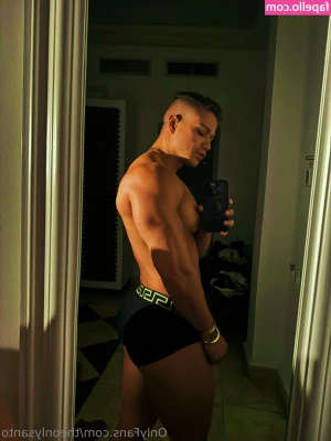 theonlysanto - Posing