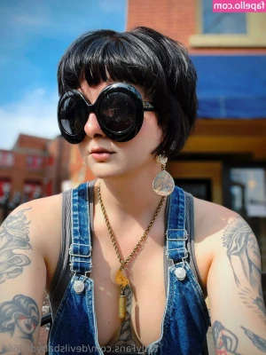devilsbabydoll666 - They wear kinky outfits and do vulgar hip shaking.