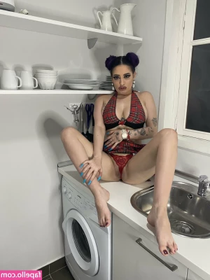 kleopwtrx - https://onlyfans.com/1265634918/victorialilyx