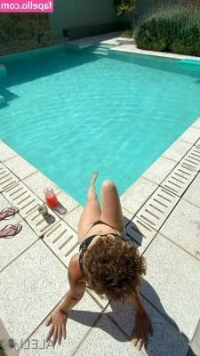 aaleeli - For scratches down your back, what's your favourite nail colour?