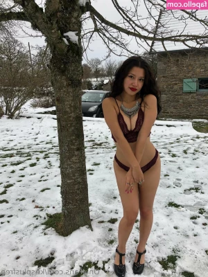 krisplusfree - tittytuesday   who wants to be flashed