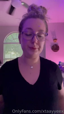 xtaayyeex - Trying to decide if I should stay in or go out tonight. Feeling
