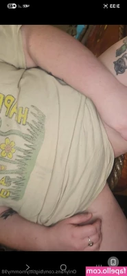 bigtittymommy98 - It's so hot this summer. I wish someone would lick the sweat off my