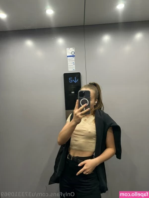 amely_syavo [ amely-syavo ] - Guess what I m not wearing