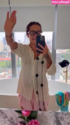 Rita Ora [ rita-ora ] - Got some devices for my mistreated toes prey for my feet lol