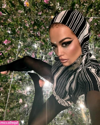 Rita Ora [ rita-ora ] - 🎀Perfect Panty🎀 Round Two Swipe for full view  A.) @xxxsabrina 